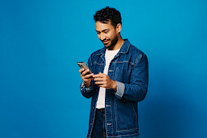 Eine Person schaut in Ihr handy und betrachtet die Ergebnisse des Digitalen Checks seinen Unternehmens