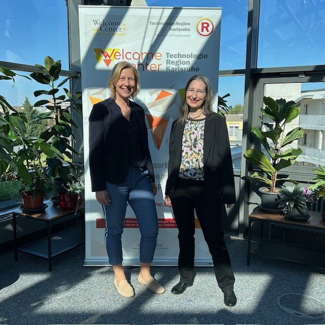 Petra Bender, Leiterin Welcome Center Karlsruhe und Annette Röser, Vorstand Röser Medienhaus