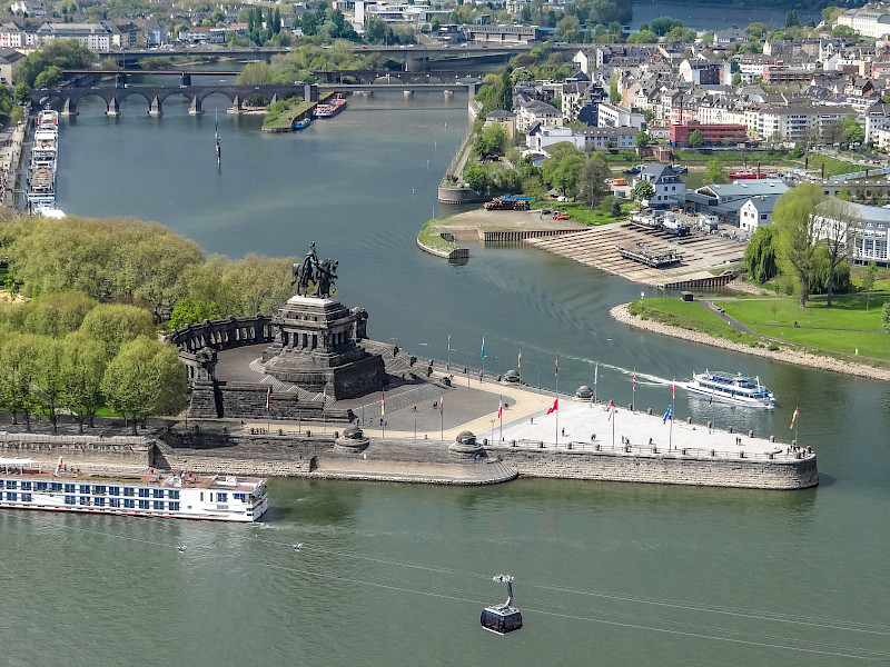 Luftaufnahme des Deutschen Ecks in Koblenz mit Zusammenfluss von Rhein und Mosel