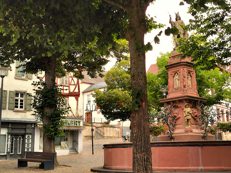 Stadtansicht von Bensheim mit historischem Brunnen und umliegenden Fachwerkhäusern